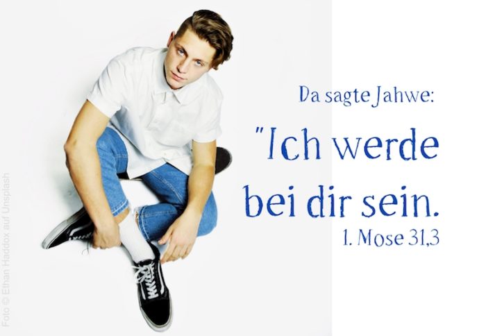 Junge mit Jeans guckt