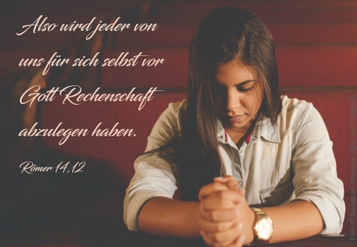 Junge Frau betet