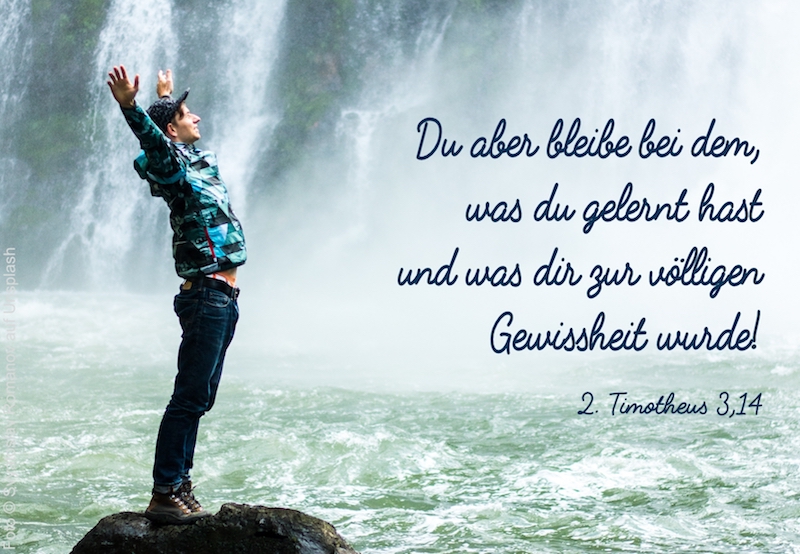 Mann vor Wasserfall