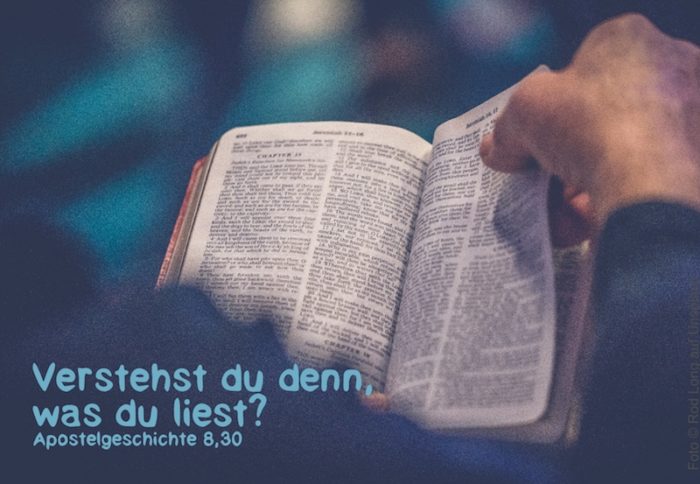 Mann blättert in der Bibel