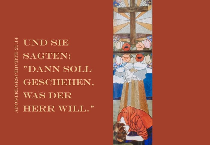 Kirchenfenster Mensch vor Kreuz