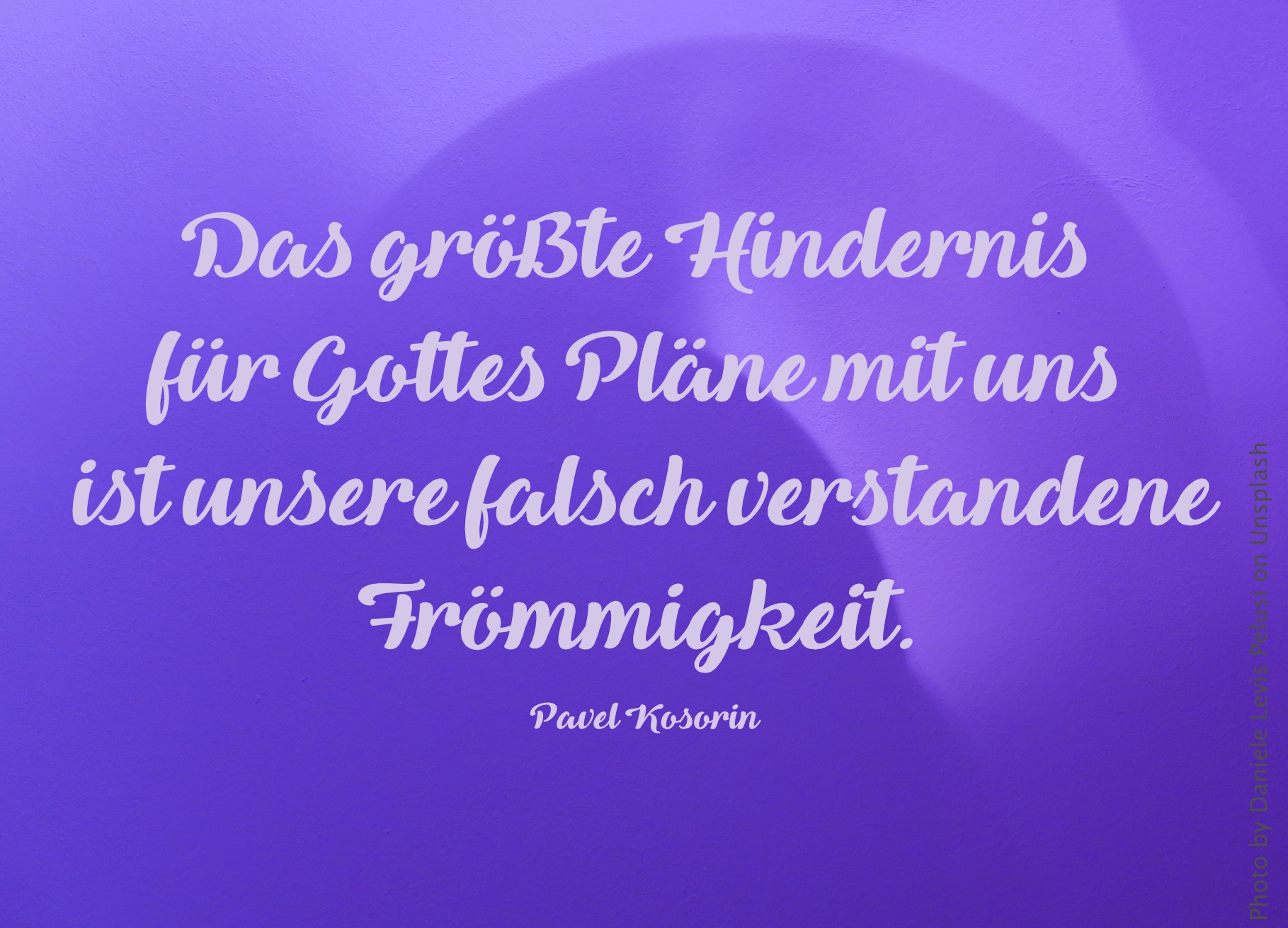 Spruch vor Lila Hintergrund