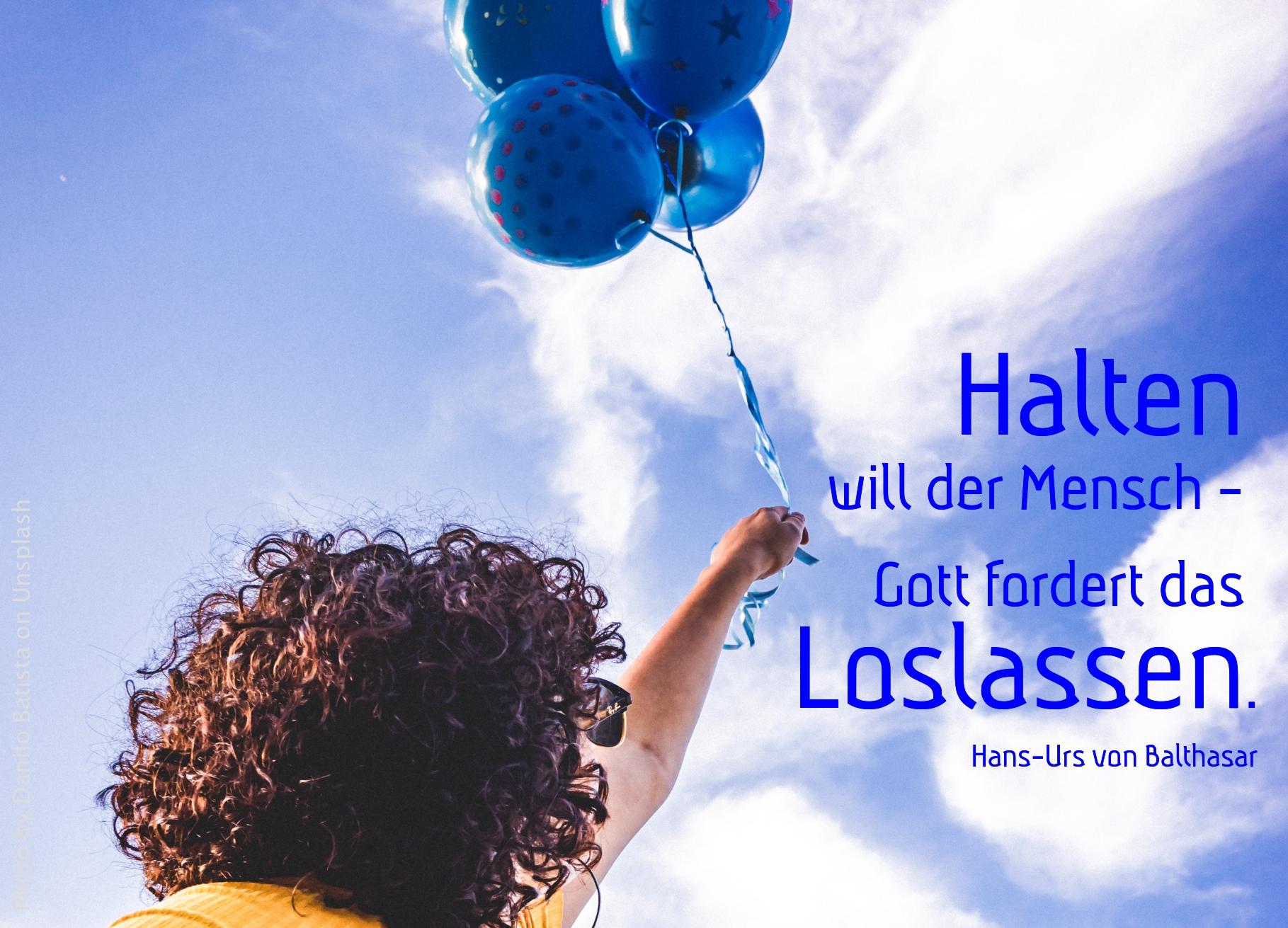 Person mit blauen Luftballons