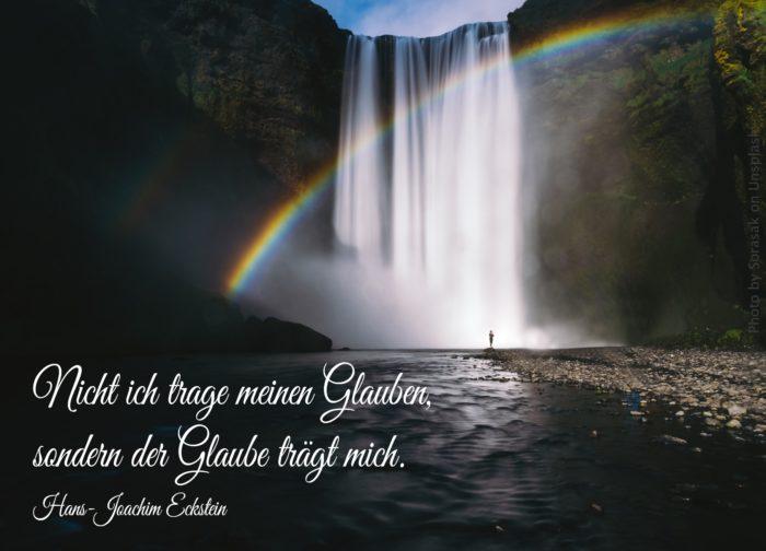 Regenbogen vor großem Wasserfall