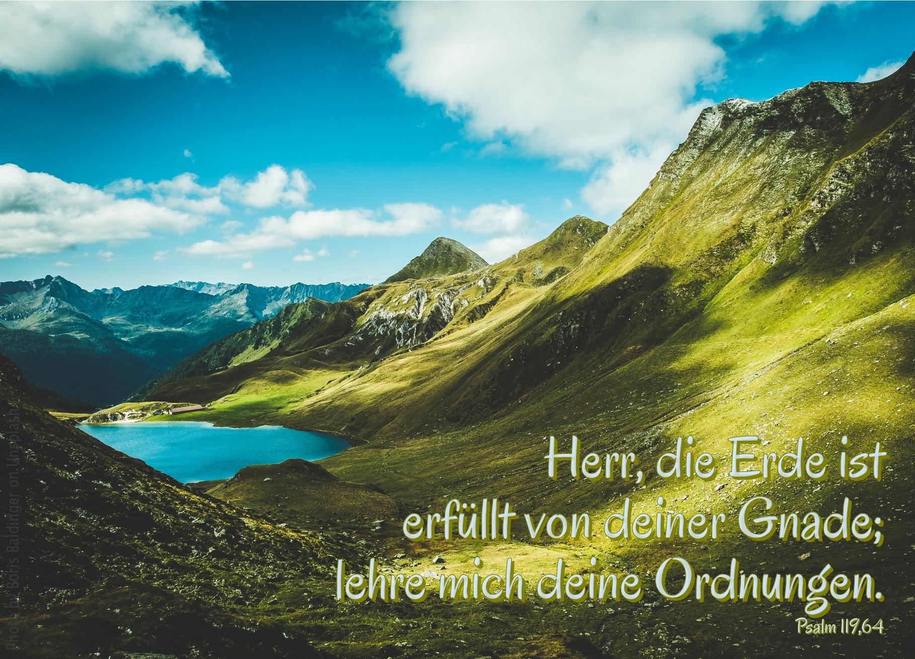 alt="Bergsee_umrahmt_von_gruenen_Haengen_erwartet_bibelhoerbuch_Strom_der_Heilung"