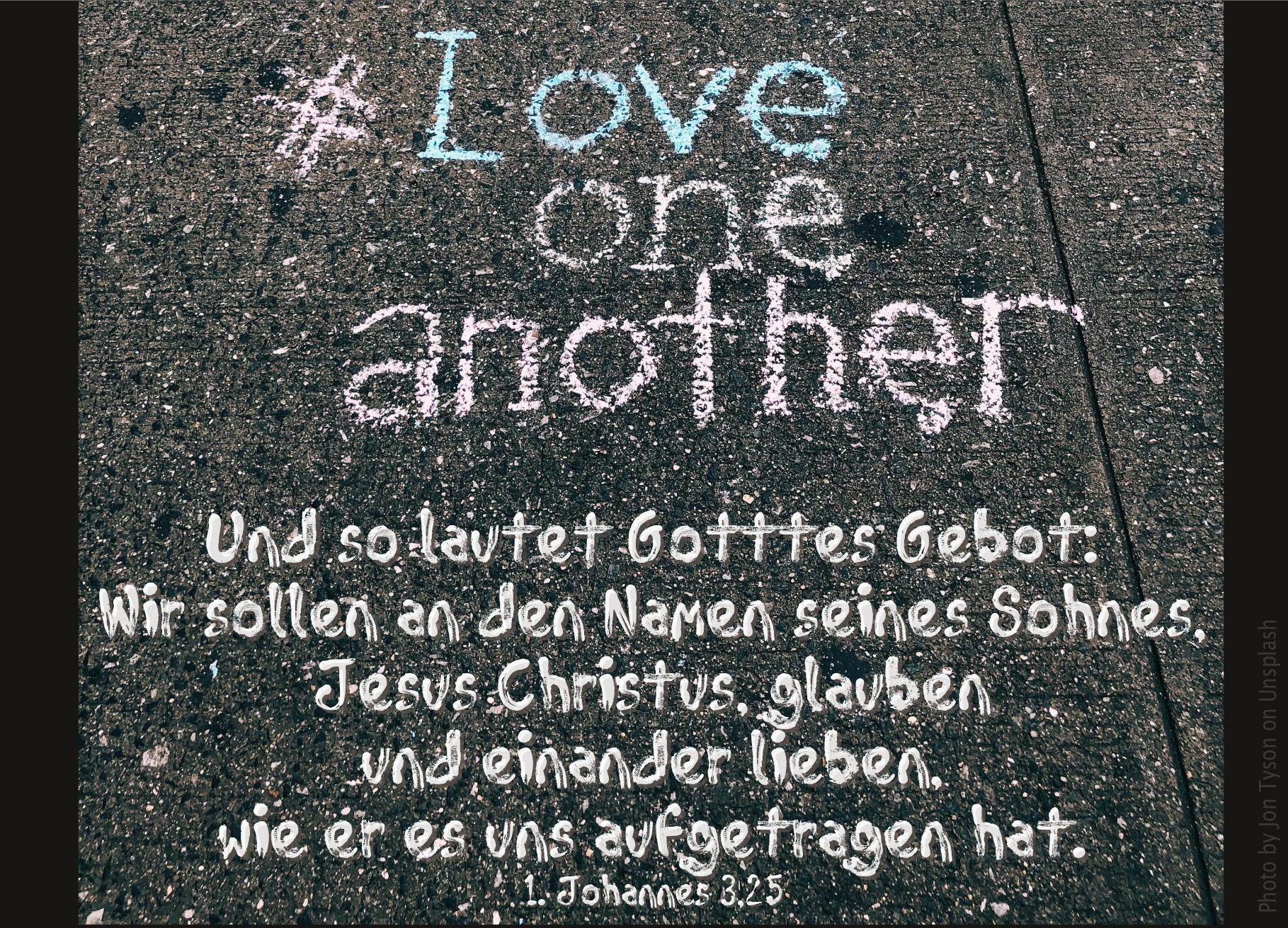 "schrift_auf_boardstein_love_one_another_erwartet_bibelhoerbuch_einander_lieben"