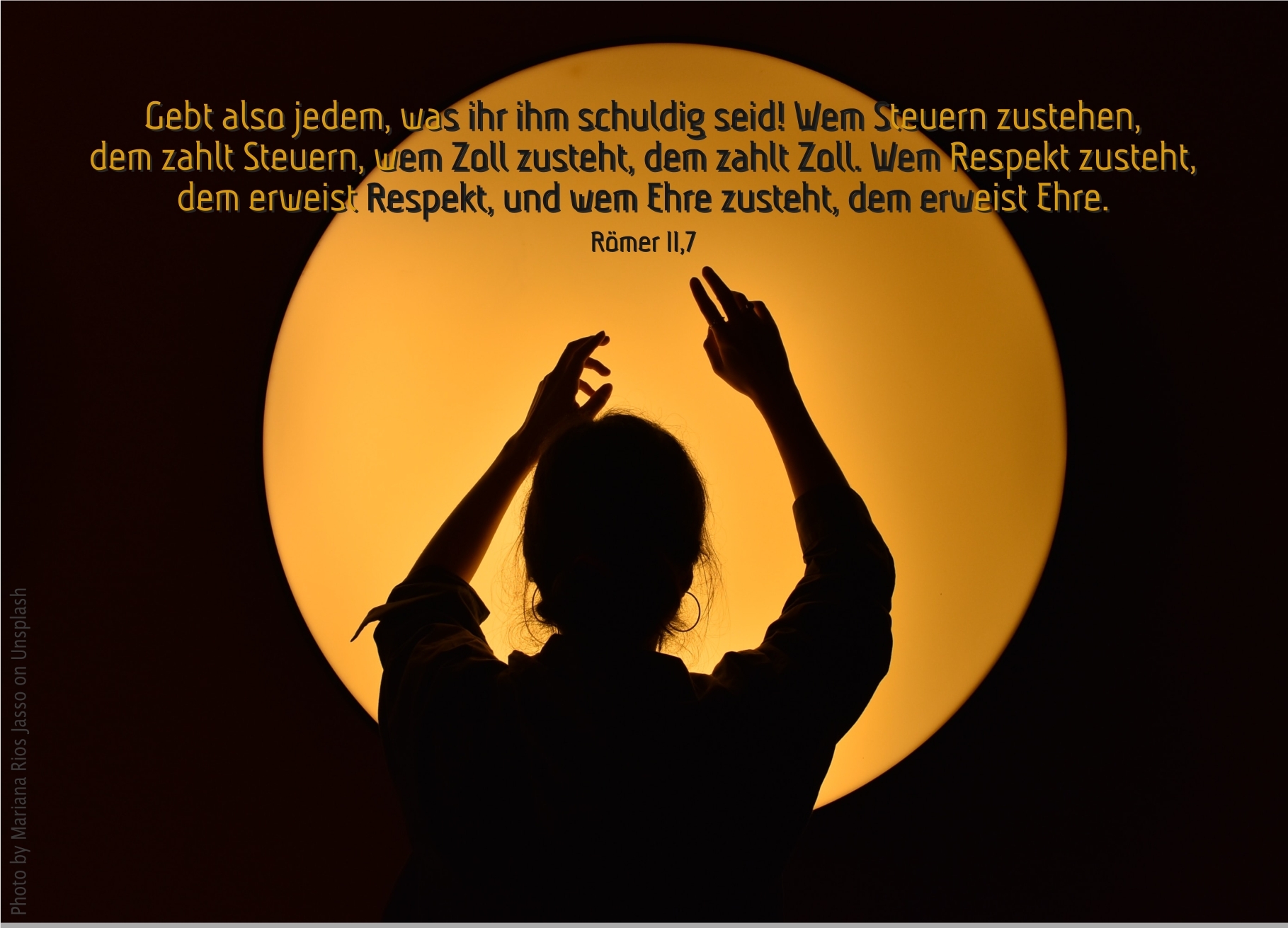alt="silhouette_person_hebt_haende_zum_himmel_erwartet_bibelhoerbuch_leben_im_licht"