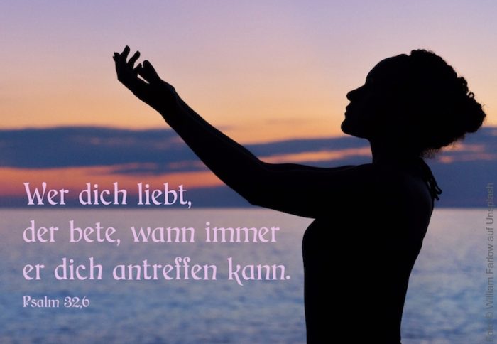 Silhouette Frau vor Meer und Horizont