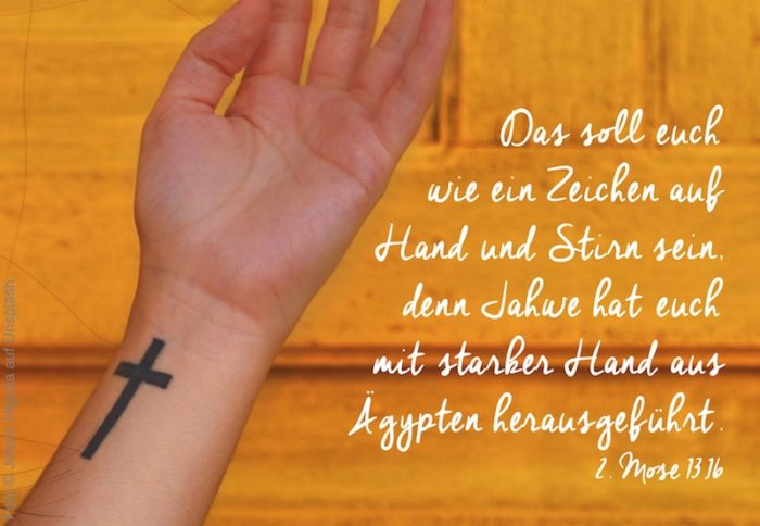 Hand mit Kreuz-Tattoo