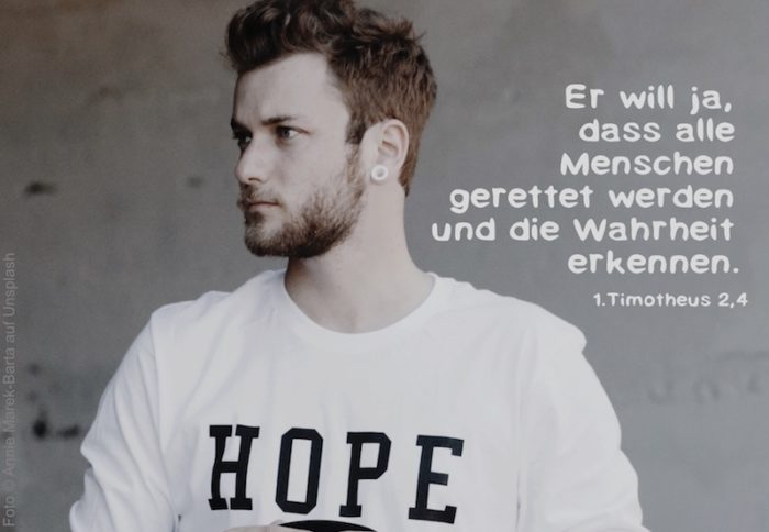 Mann trägt weißes T-Shirt mit Aufschrift HOPE (Hoffnung)