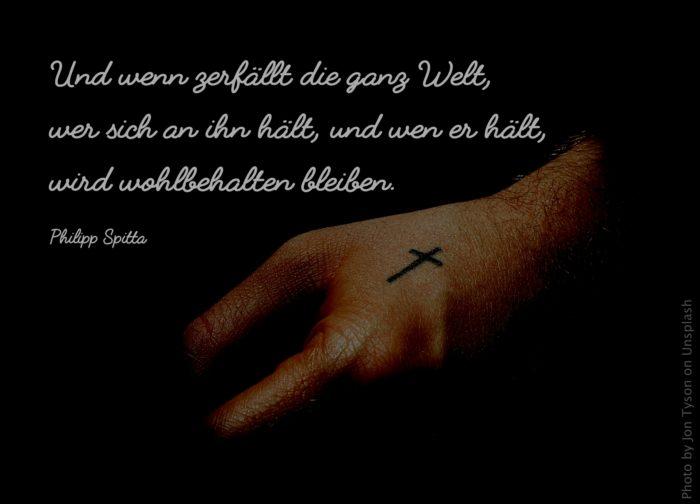 Hand mit tätowiertem Kreuz