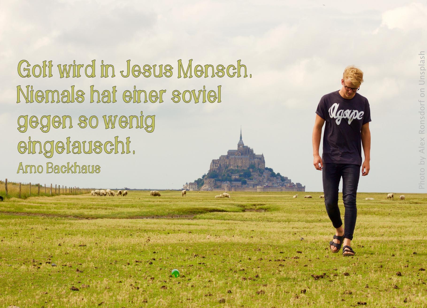 junger Mann auf Schafweide vor Mont St. Michel