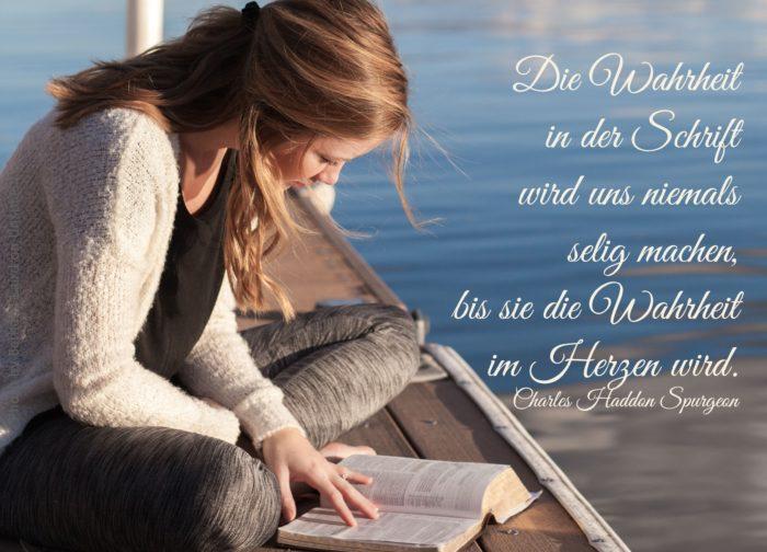 Frau liest Bibel auf Steeg