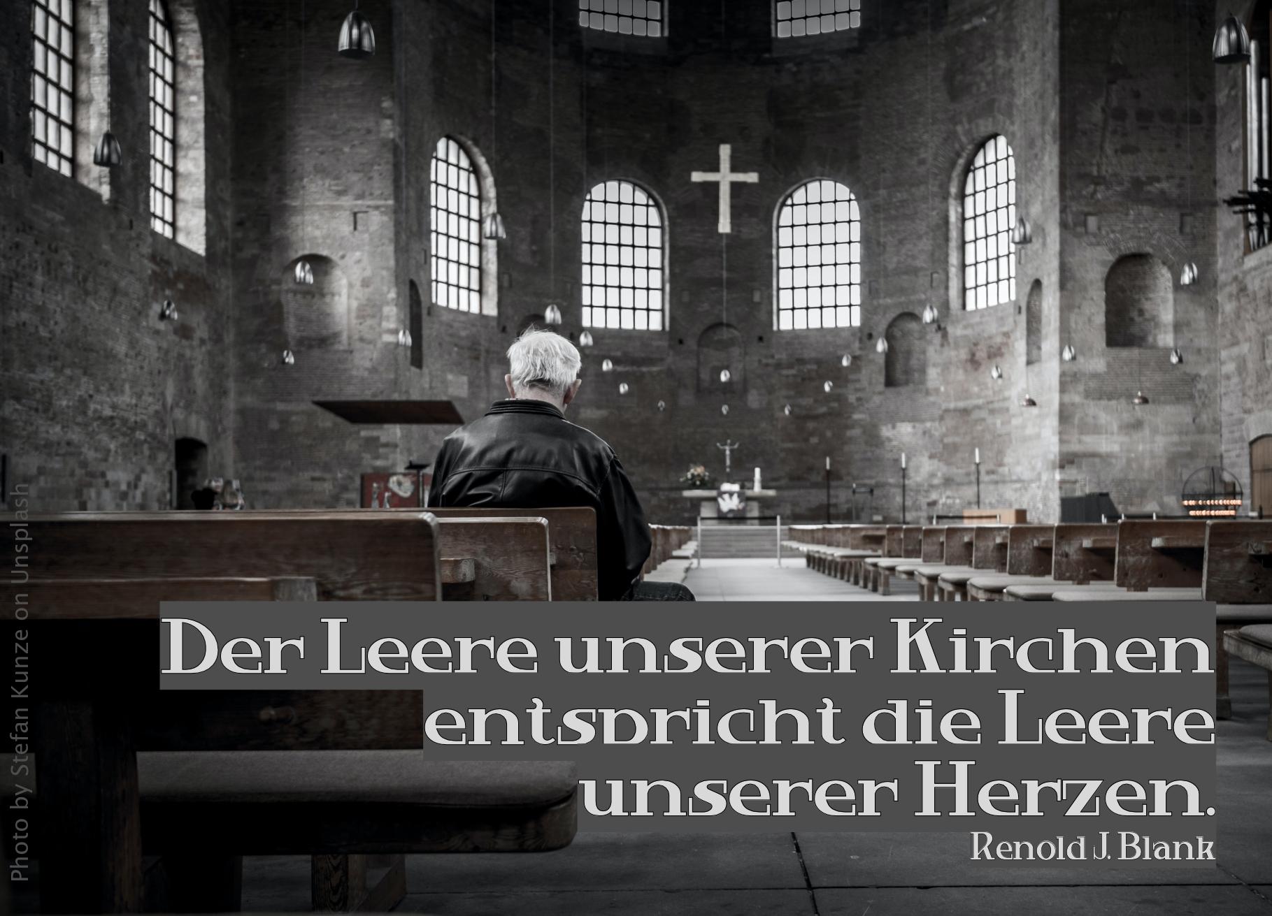 Ein Mann sitz alleine in großer Kirche