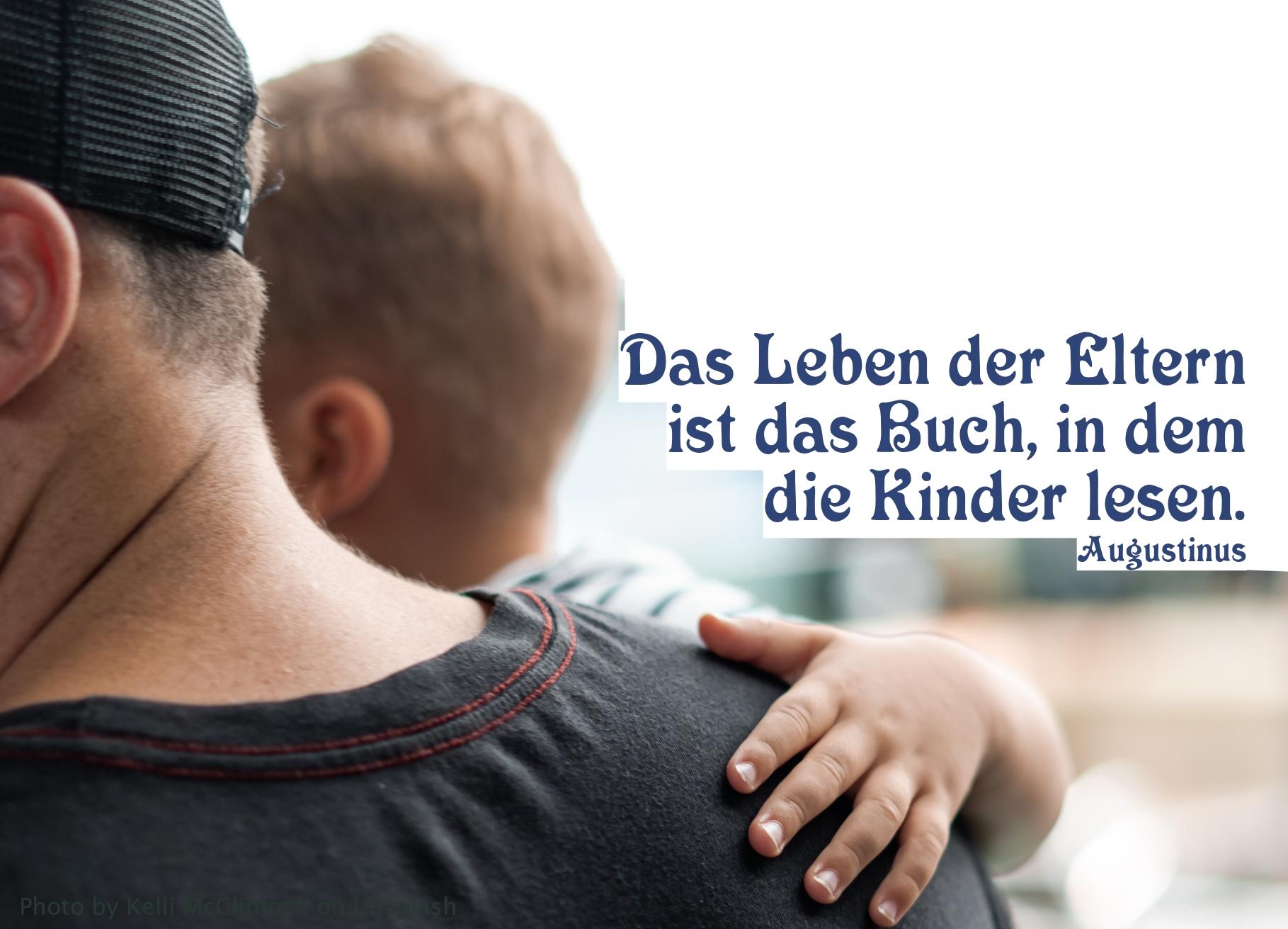 Vater mit Sohn auf dem Arm