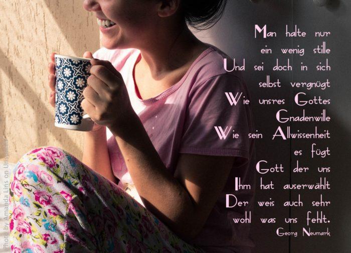 lächelnde Frau mit Kaffeetasse