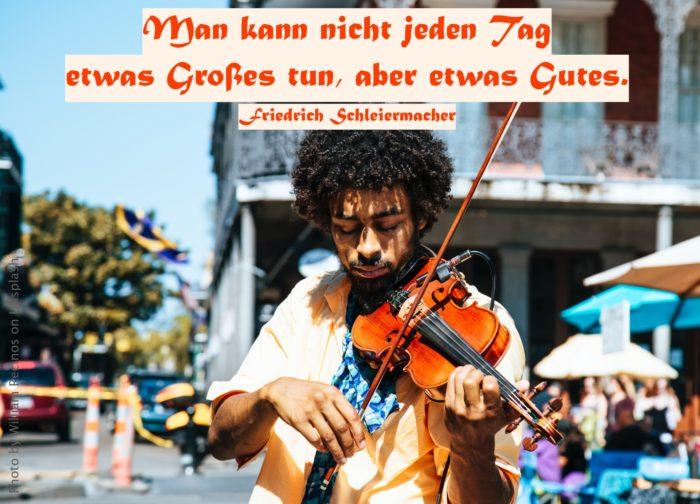 Mann spielt Geige in der Fussgängerzone