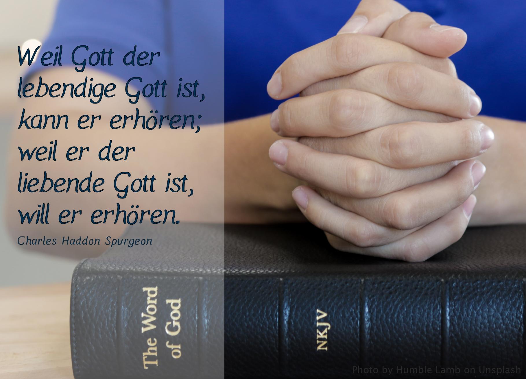 gefaltete Händer über einer Bibel