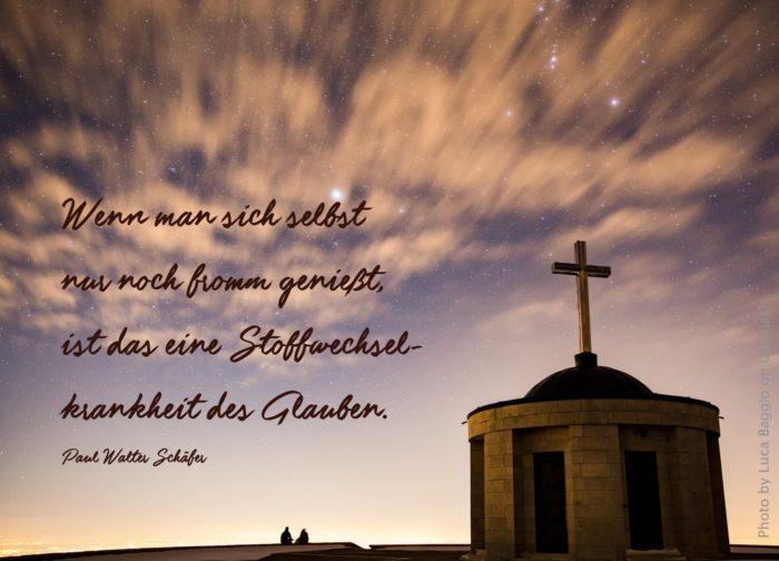 Runder Steinbau mit Kreuz unterm Sternenhimmel