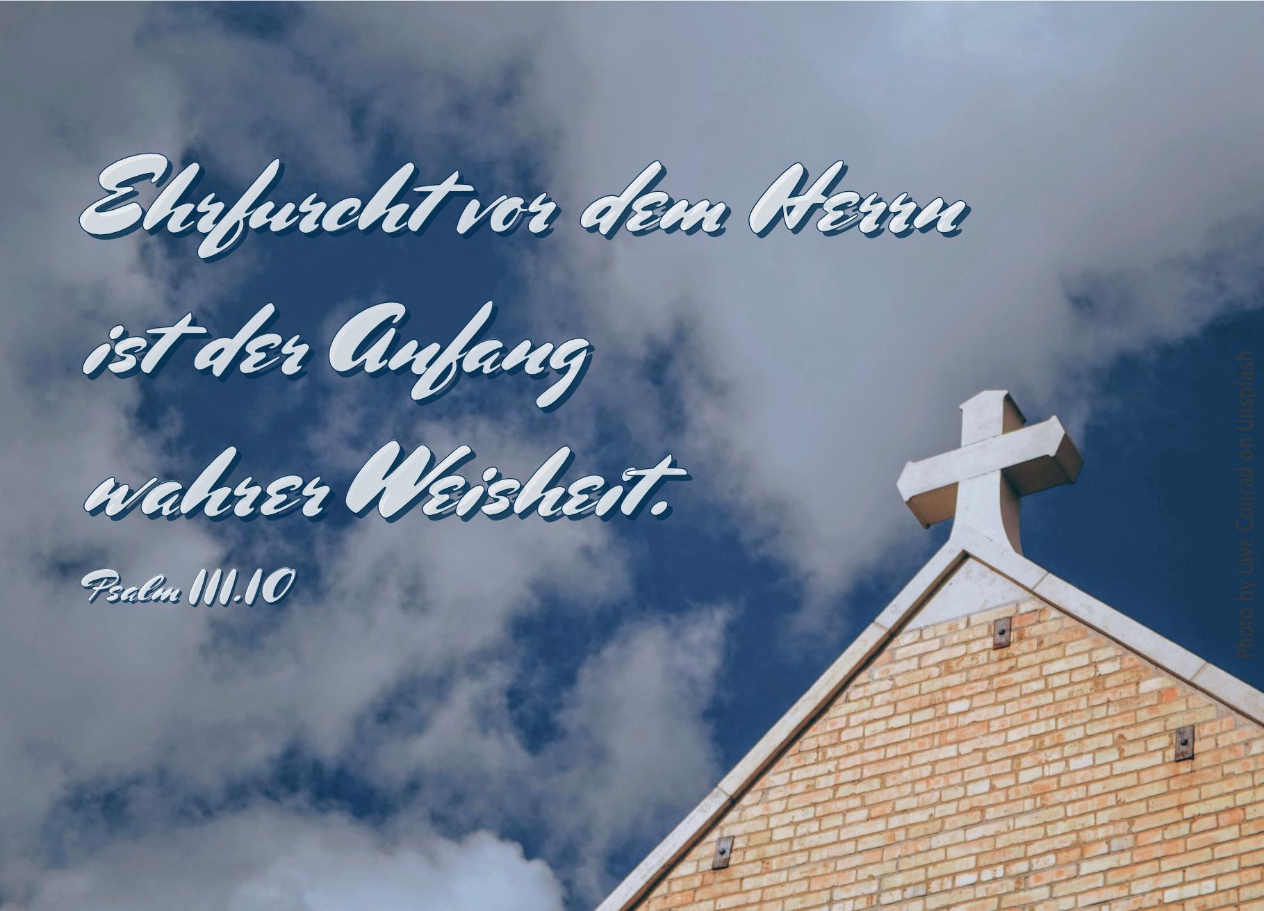 alt="Kreuz_auf_Dachspitze_vor_Himmel_mit_Wolken_erwartet_bibelhoerbuch_nicht_richten"