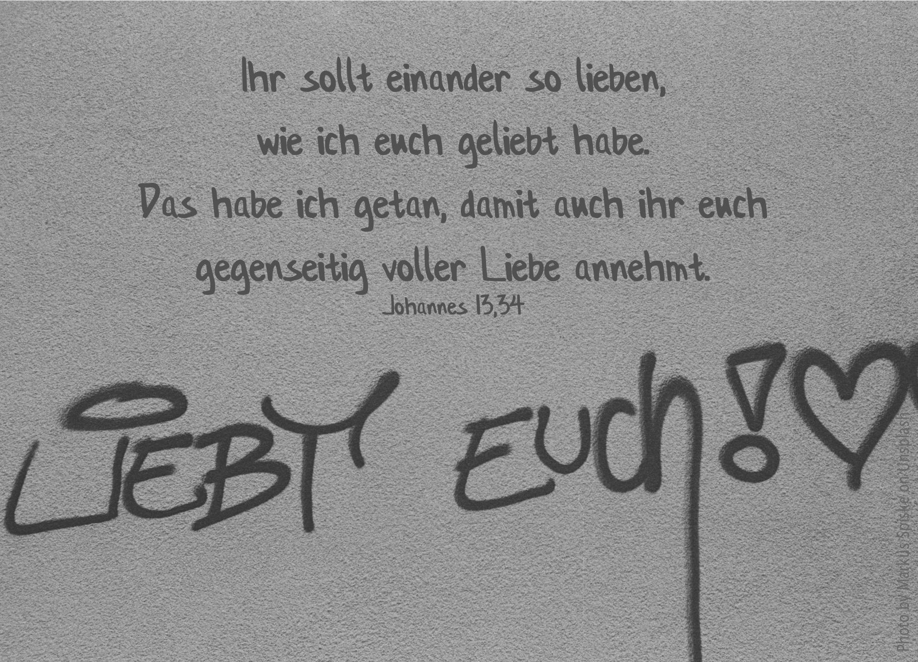 alt="Grafitti_liebt_euch_auf_hauswand_erwartet_bibelhoerbuch_der_weg_zum_vater"
