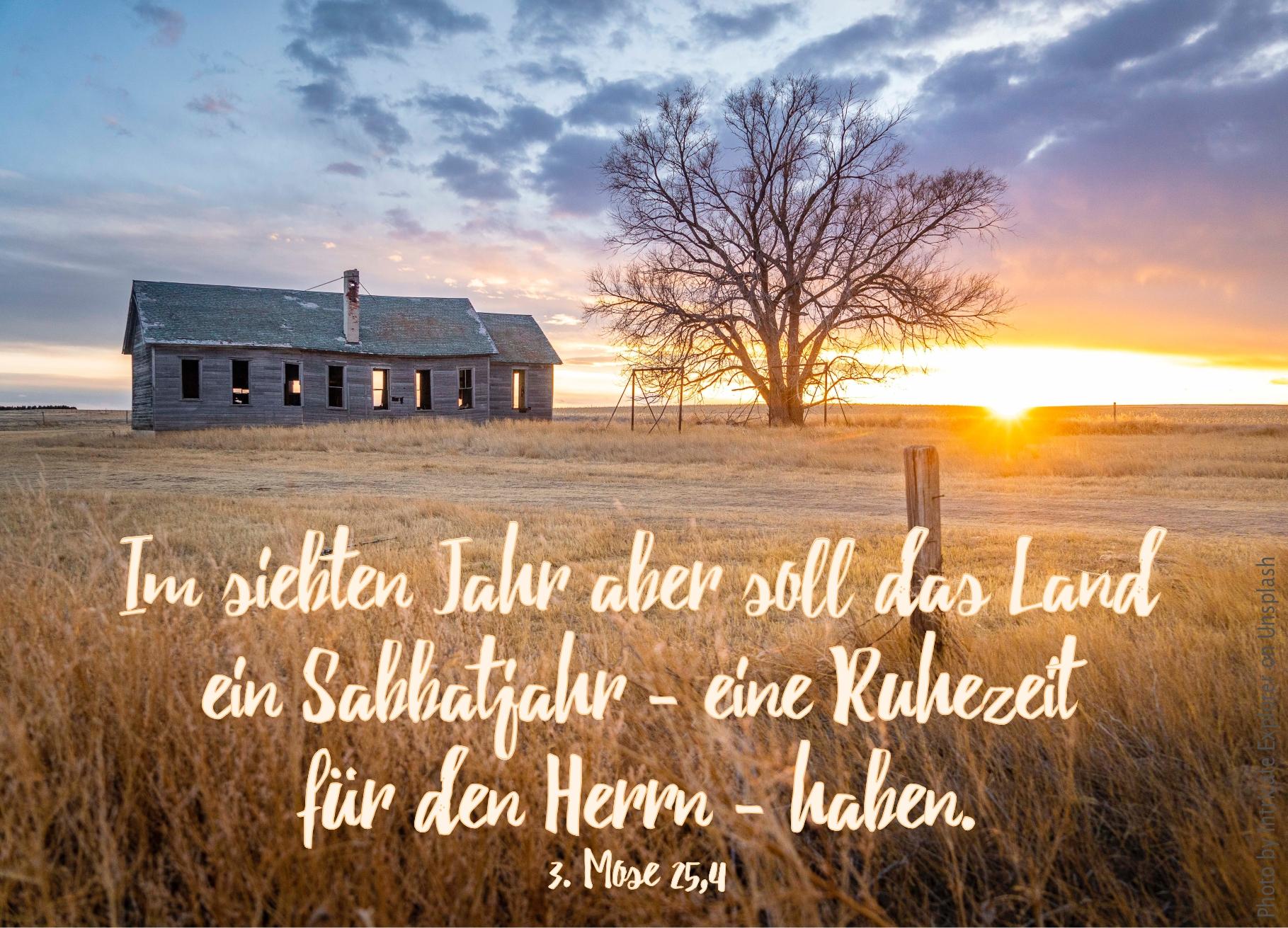 alt="altes_farmhaus_auf_weitem_feld_erwartet_bibelhoerbuch_glaube_der_berge_versetzt"