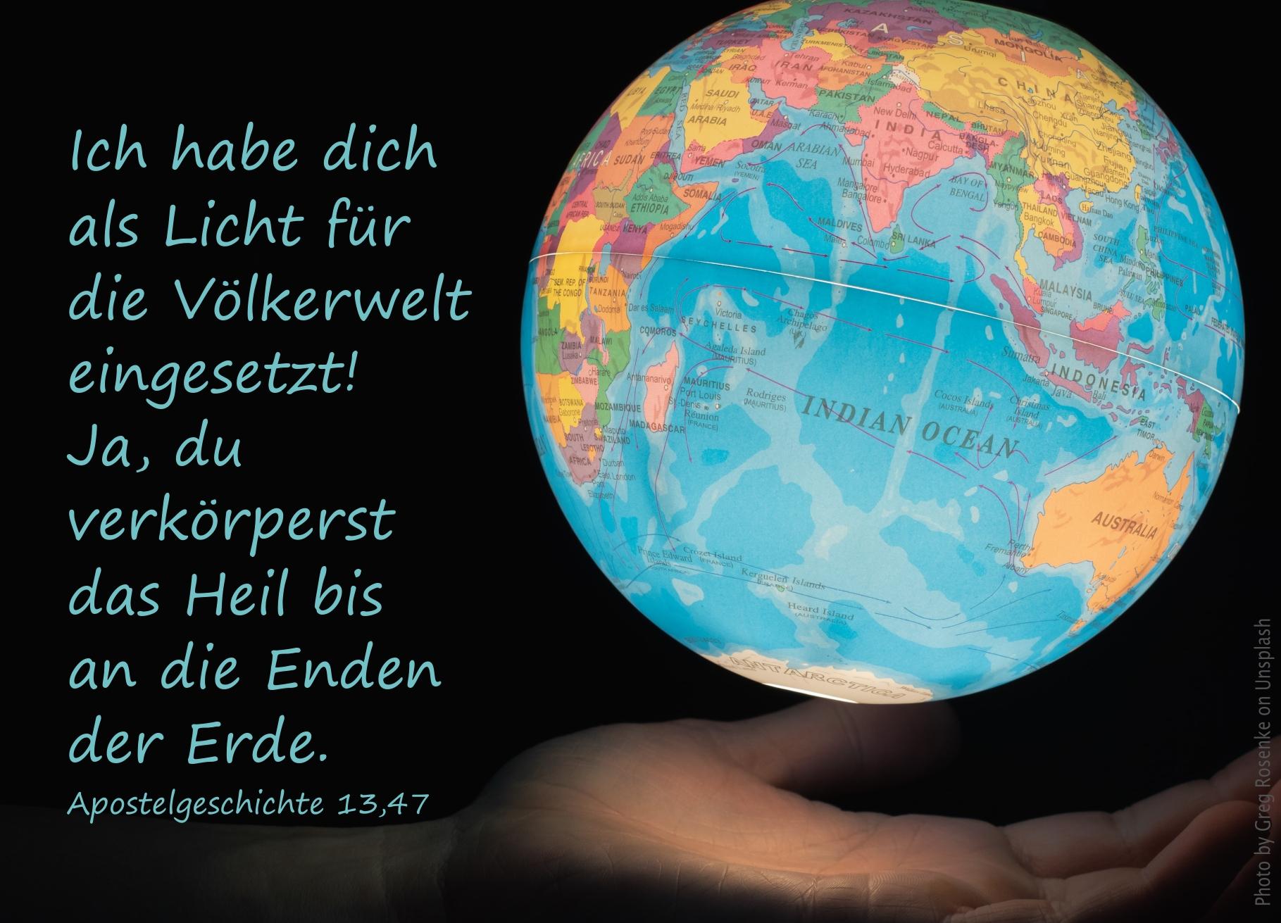 alt="erleuchteter_Globus_im_dunkeln_erwartet_bibelhoerbuch_elia_wird_entrueckt