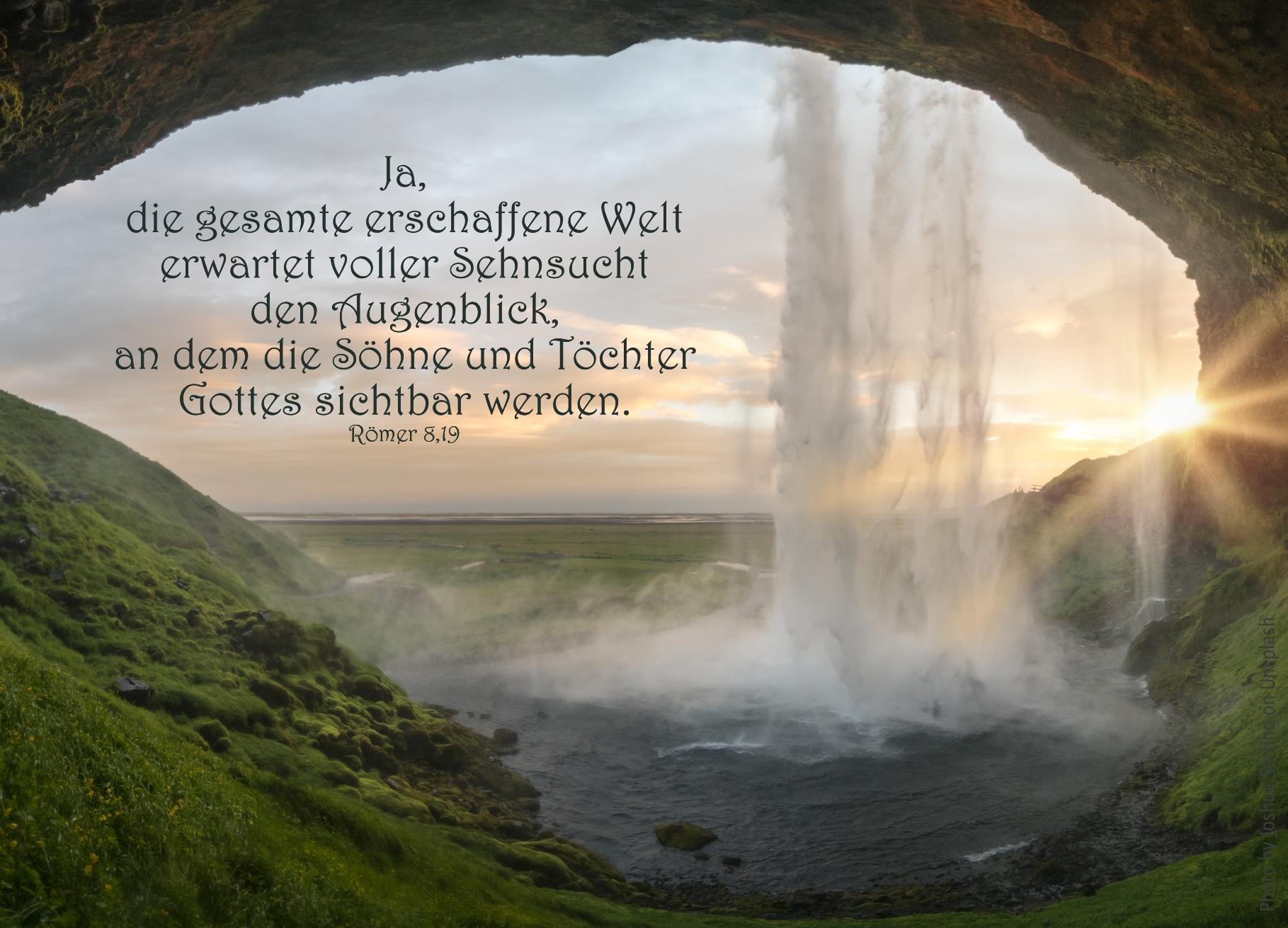 alt="blick_aus_hoehle_auf_wasserfall_erwartet_bibelhoerbuch_die_allumfassende_hoffnung"