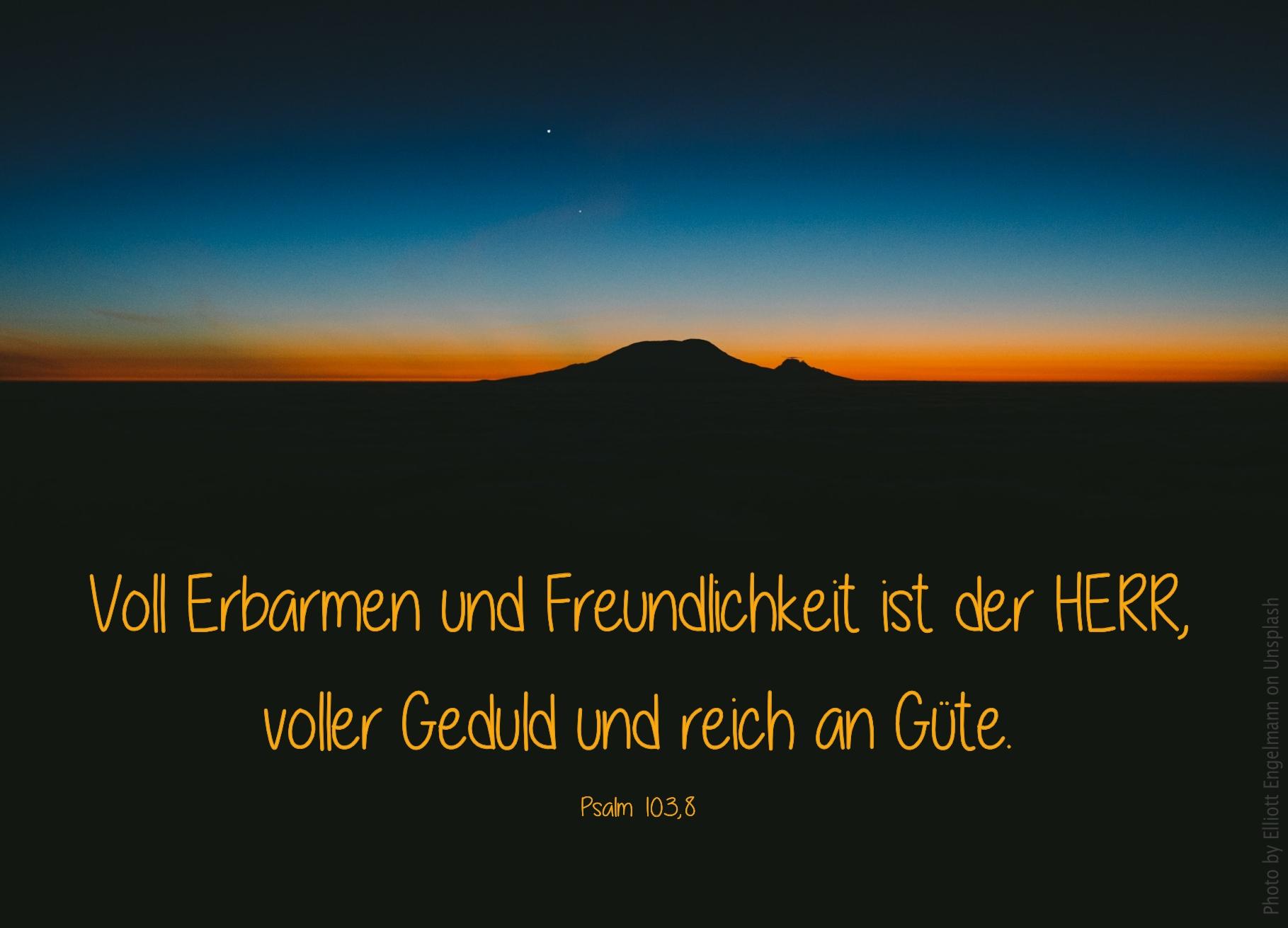 alt="bergsilhouette_im_dunkeln_erwartet_bibelhoerbuch_jesus_der_mensch"