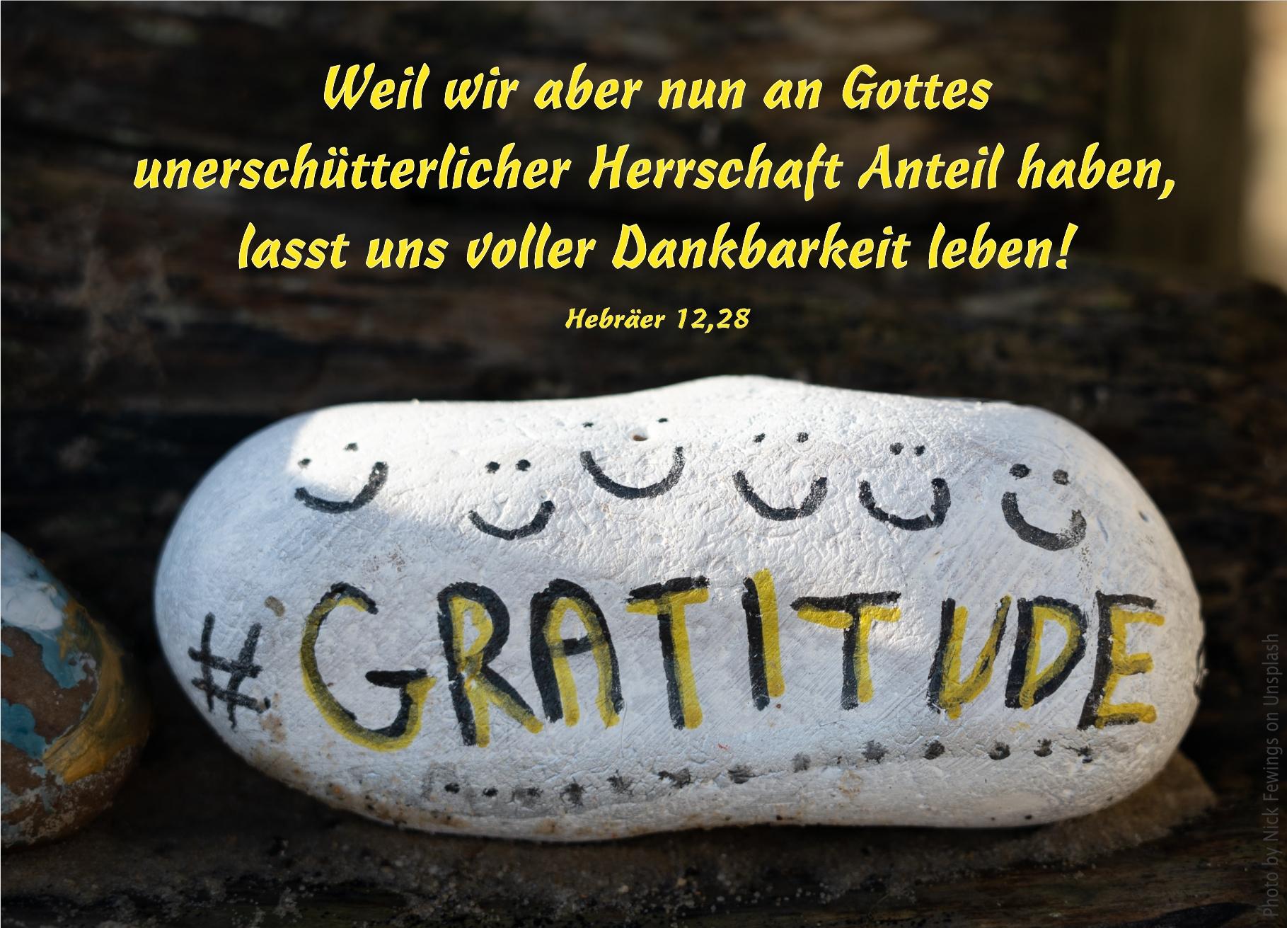 alt="stein_mit_aufschrift_gratitude_erwartet_bibelhoerbuch_gottes_festversammlung"