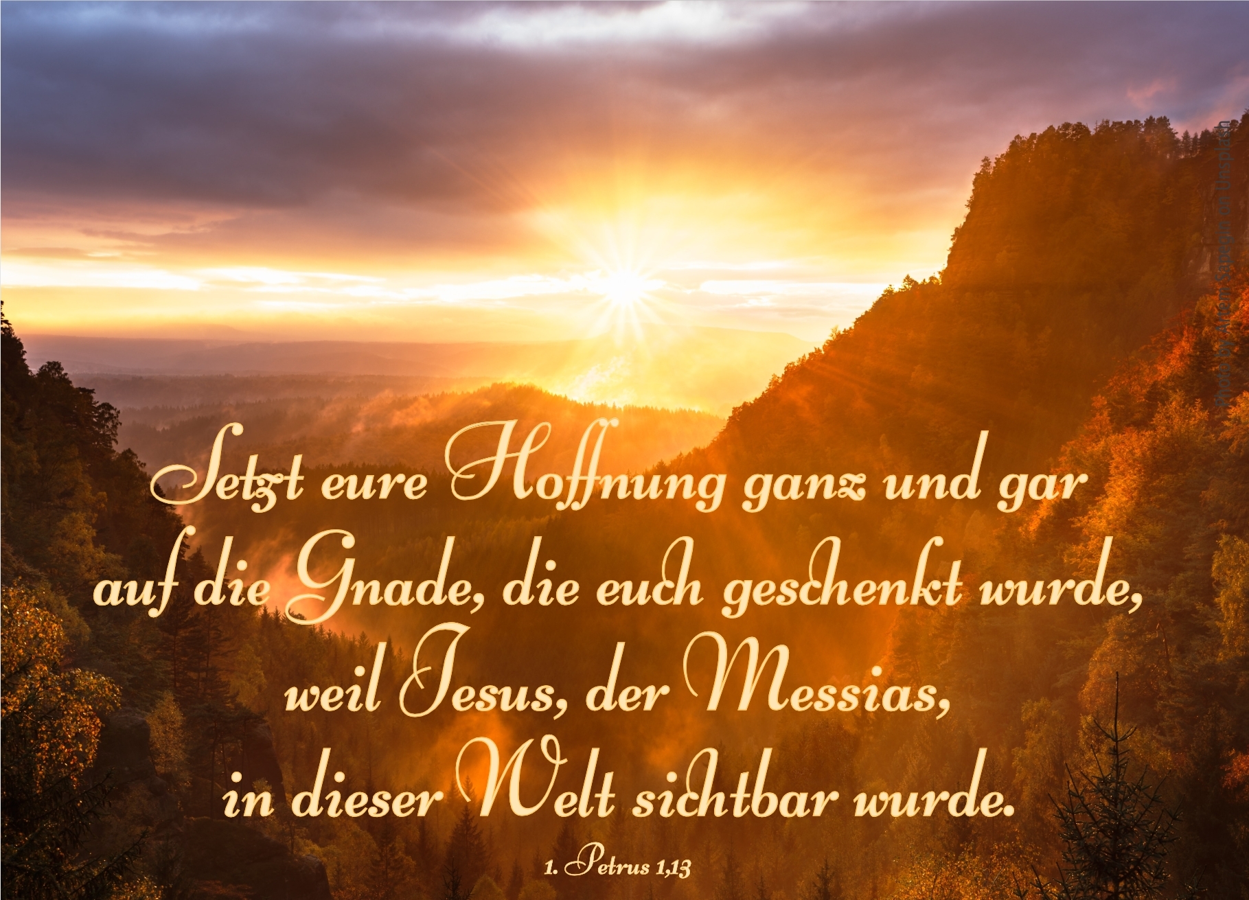 alt="Sonnenuntergang_ueber_bewaldetem_Tal_erwartet_bibelhoerbuch_Hoffnung_die_Leben_ermoeglicht"