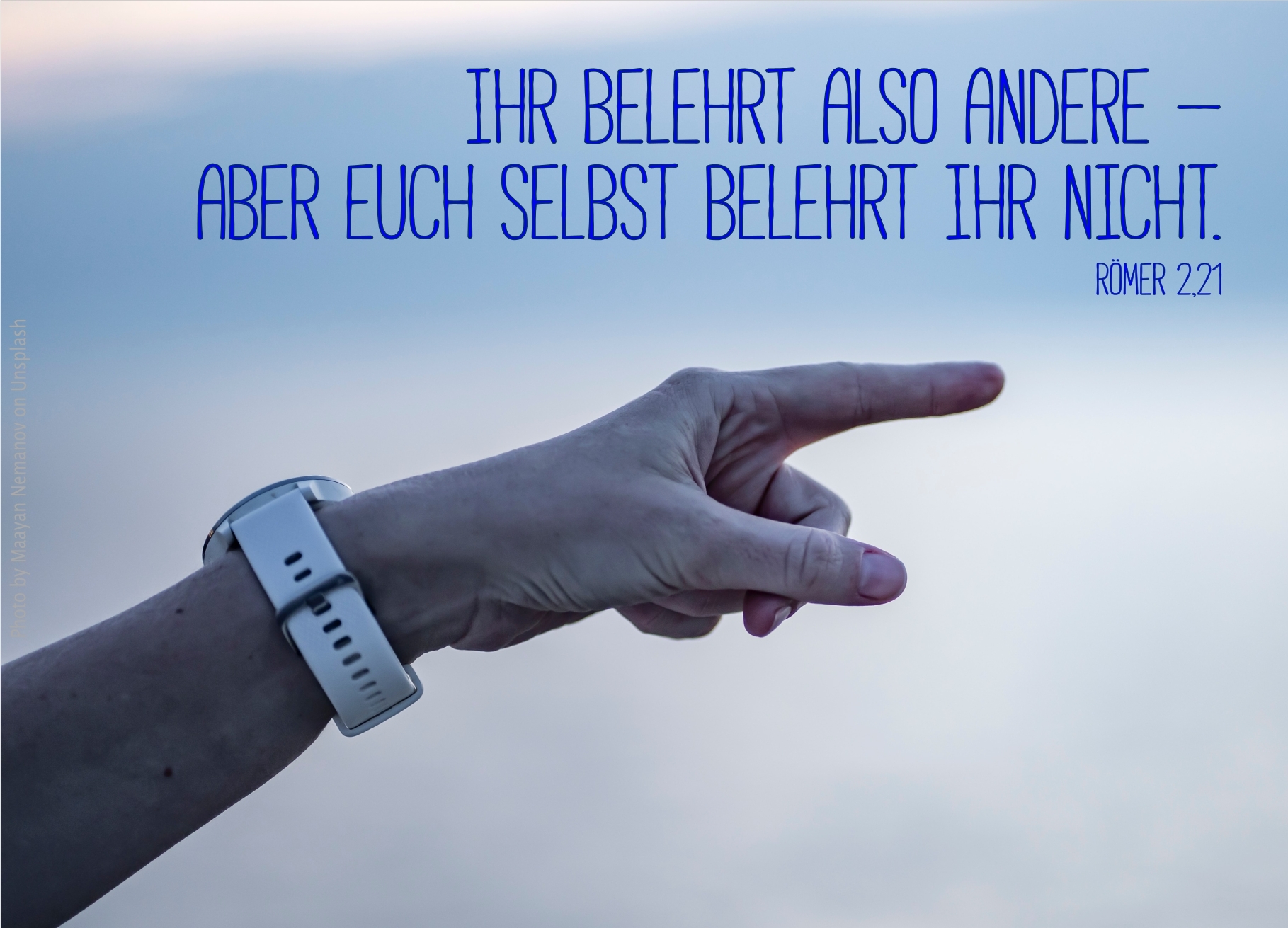 alt="zeigender_finger_erwartet_bibelhoerbuch_platz_fuer_den_tempel"