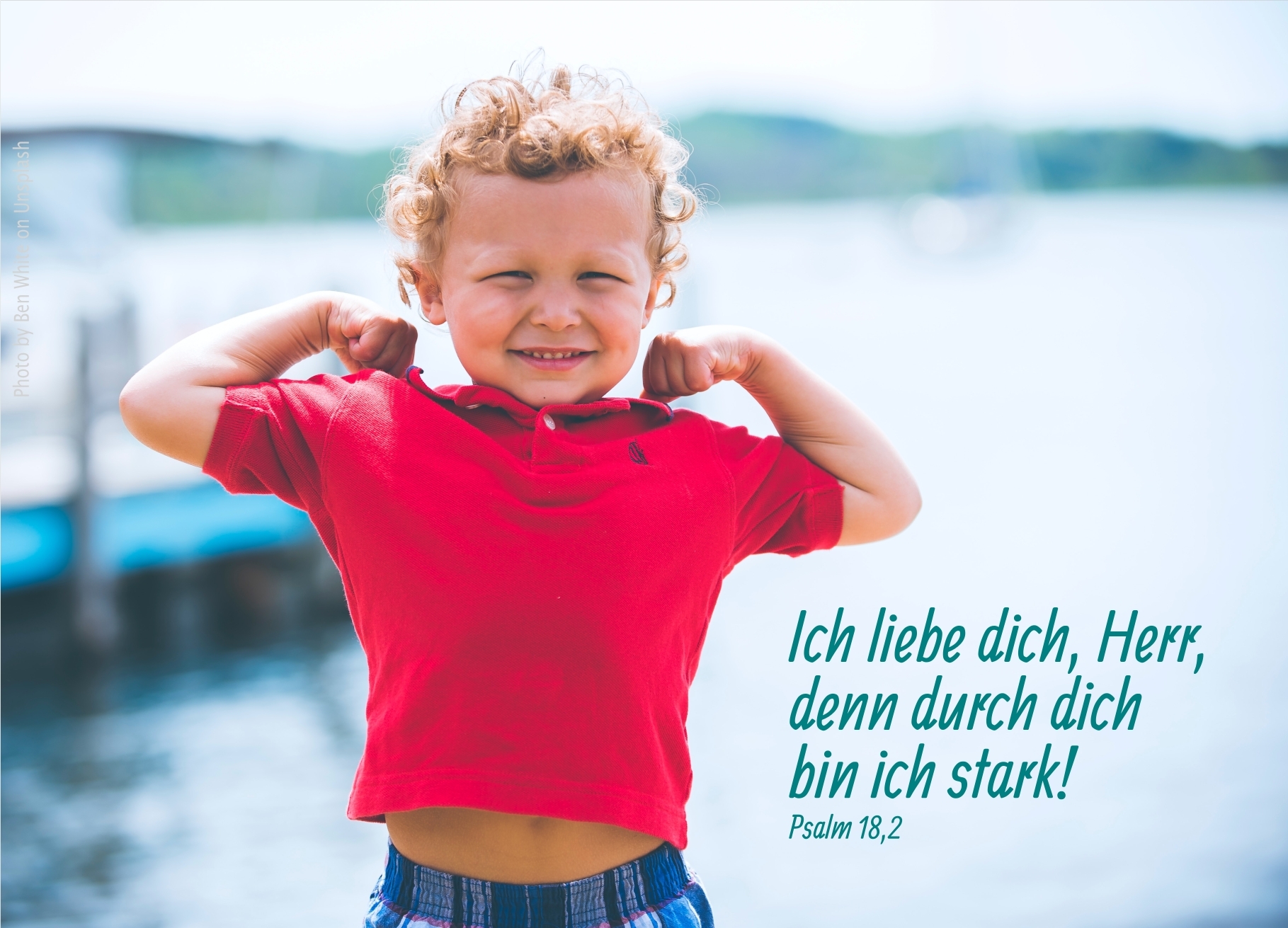 alt="junge_im_roten_tshirt_erwartet_bibelhoerbuch_nicht_sklaven_sondern_kinder"