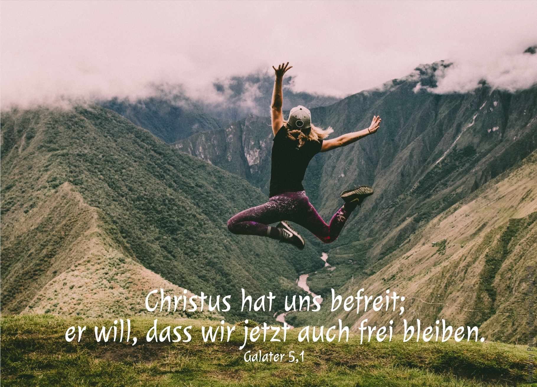 alt="springende_person_vor_berglandschaft_erwartet_bibelhoerbuch_freiheit"