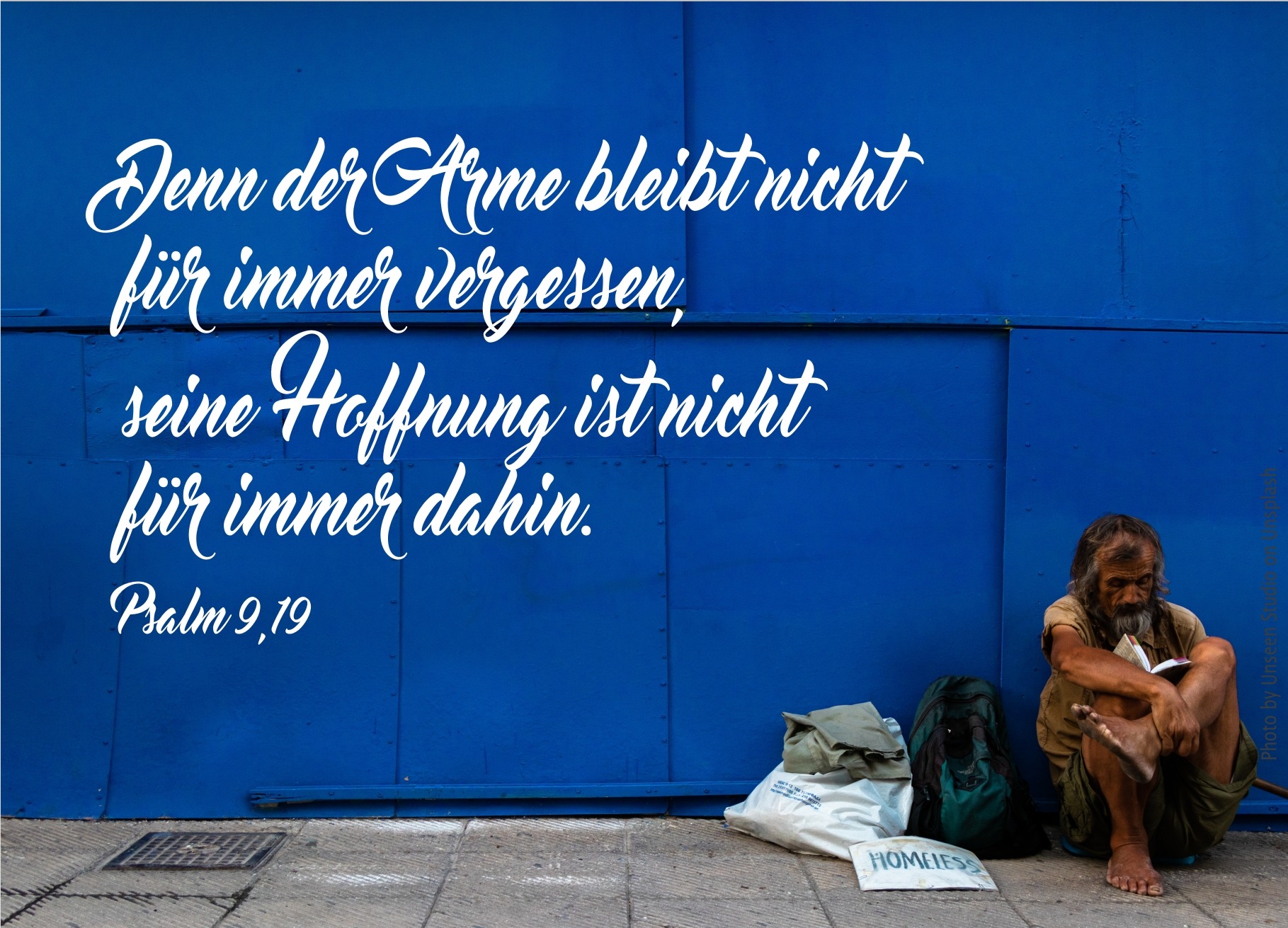 alt="Obdachloser_vor_blauer_Wand_erwartet_bibelhoerbuch_5000_werden_satt"