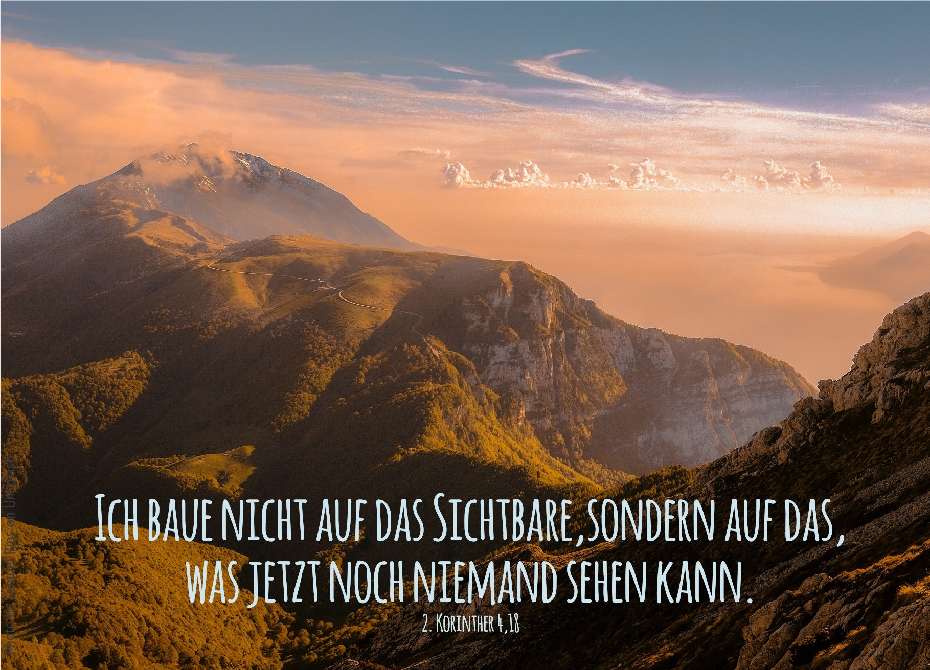 alt="berglandschaft_und_wolken_erwartet_bibelhoerbuch_gott_antwortet"